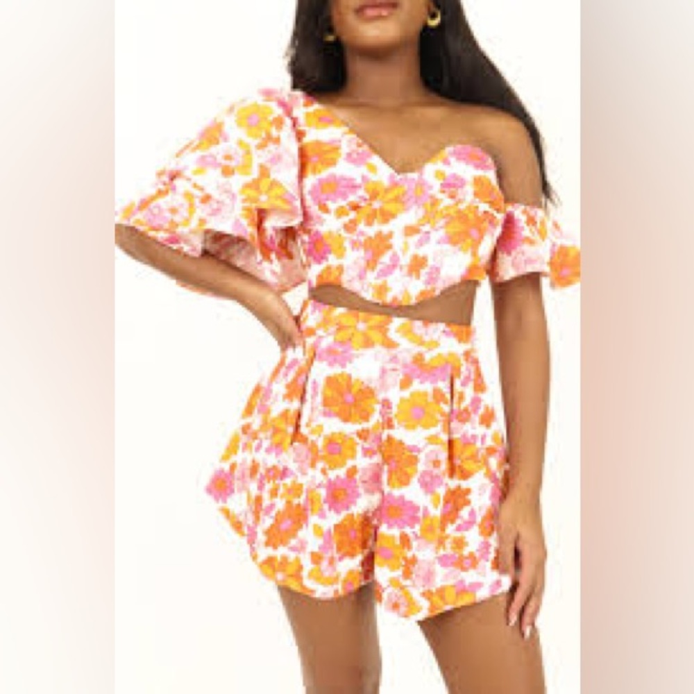 Two piece boutique outfit! Worn once for a bachelorette brunch! Super cute/roomy